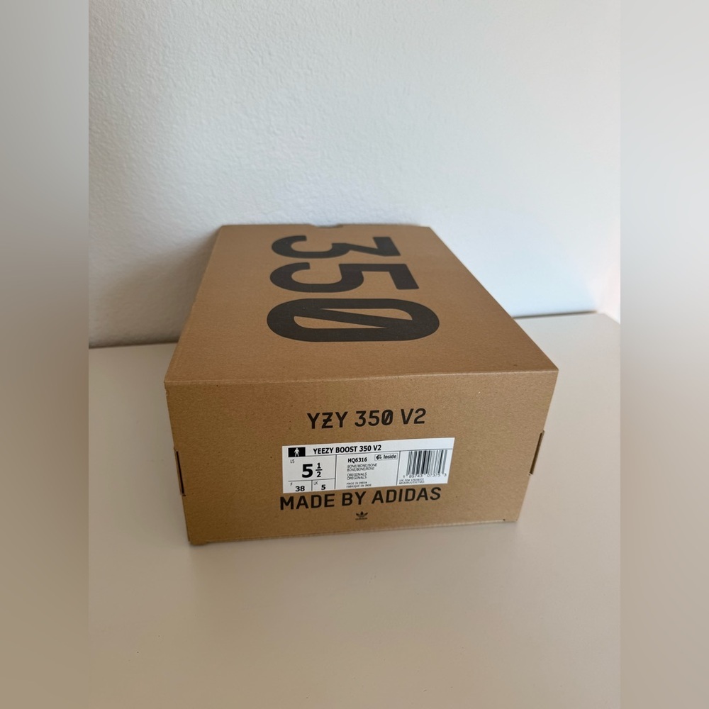 New Yeezy 350 sneakers women’s 100% authentic - Picture 11 of 11